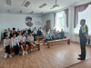 Госавтоинспекторы в рамках профилактической акции «Внимание дети!» проводят беседы со школьниками 