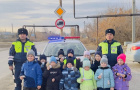 Дошколята и сотрудники ОГАИ вручили водителям профилактические буклеты, с напоминанием соблюдать Правила дорожного движения