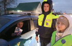 В преддверии Дня матери сотрудники варненской Госавтоинспекции и ЮИДовцы провели акцию «Мамы рулят!»